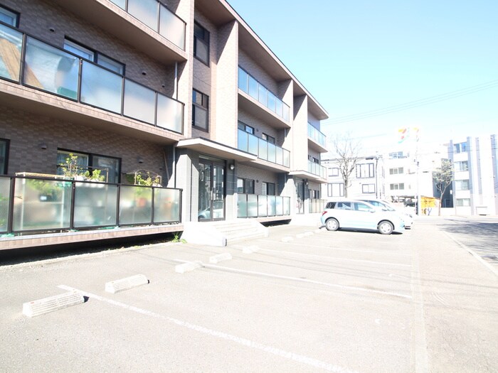 物件外観写真6　(駐車場)