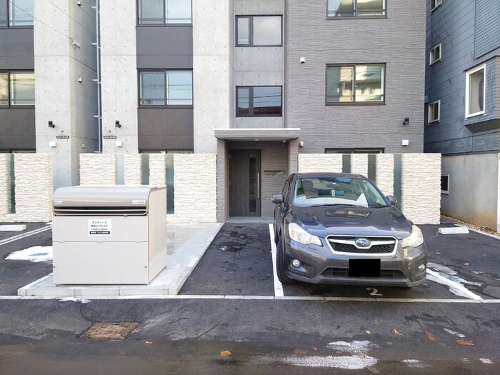 物件外観写真3　(駐車場)