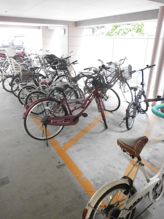 物件外観写真2　(駐輪場)