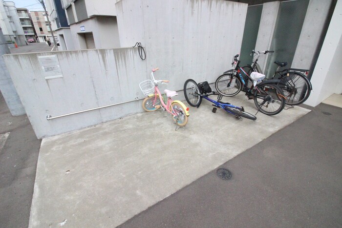 物件外観写真3　(駐輪場)