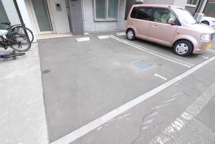 物件外観写真4　(駐車場)