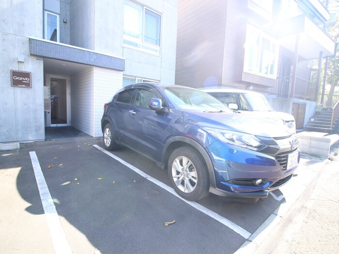 物件外観写真4　(駐車場)