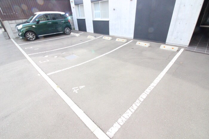 物件外観写真4　(駐車場)