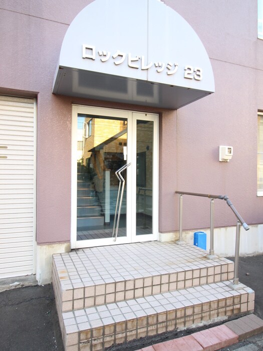 物件外観写真3　(エントランス部分)