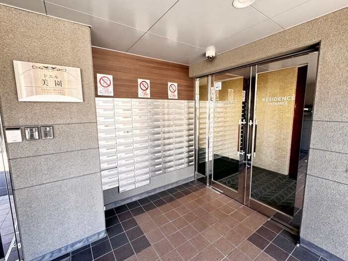 物件外観写真2　(エントランス部分)