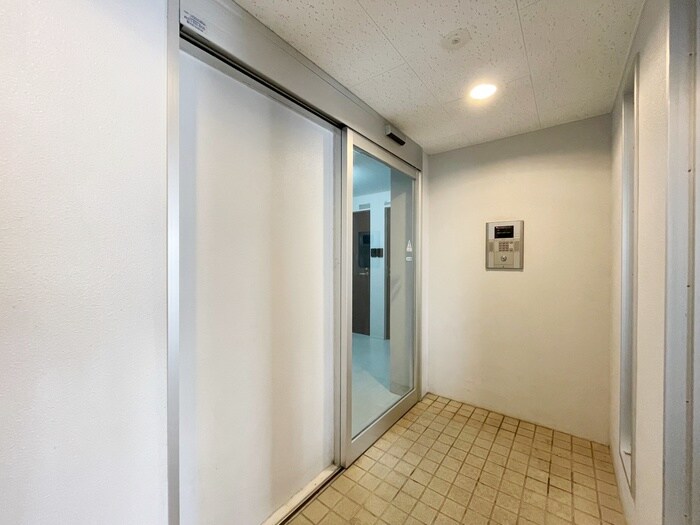 物件外観写真2　(エントランス部分)