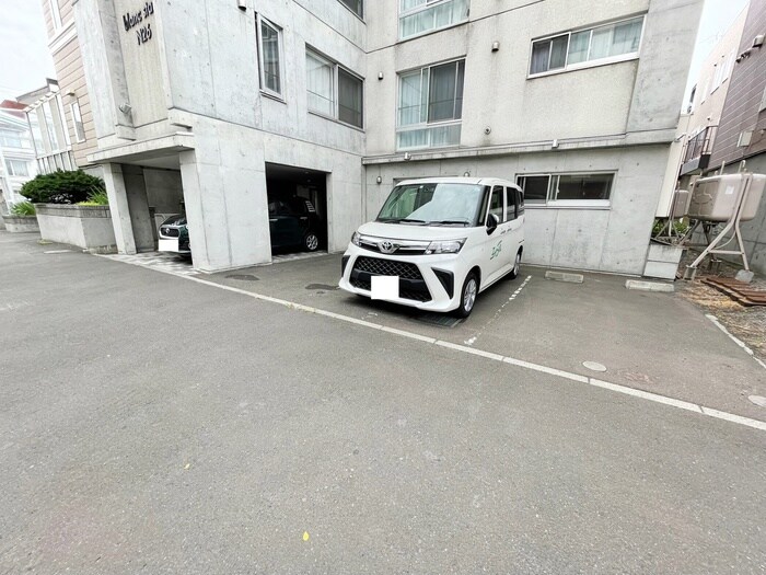 物件外観写真6　(駐車場)