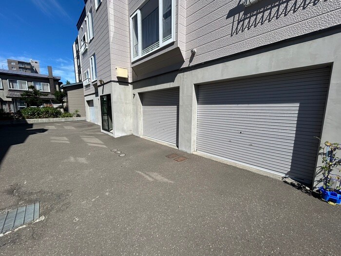 物件外観写真5　(駐車場)