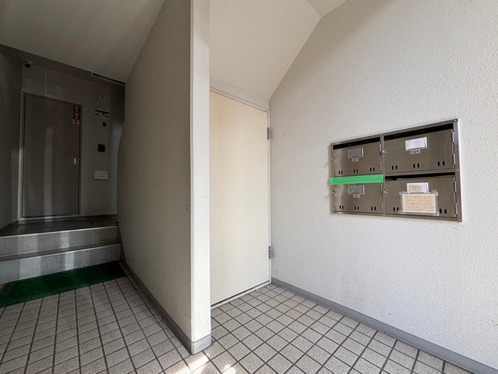 物件外観写真3　(エントランス部分)