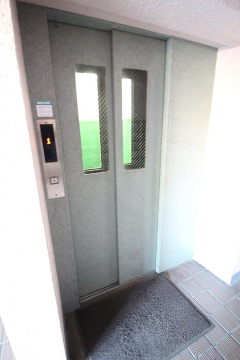 物件外観写真5　(エントランス部分)