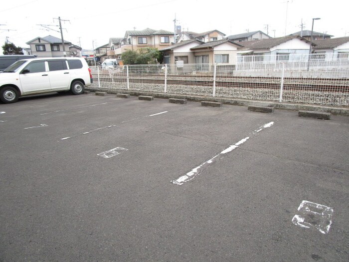 物件外観写真2　(駐車場)