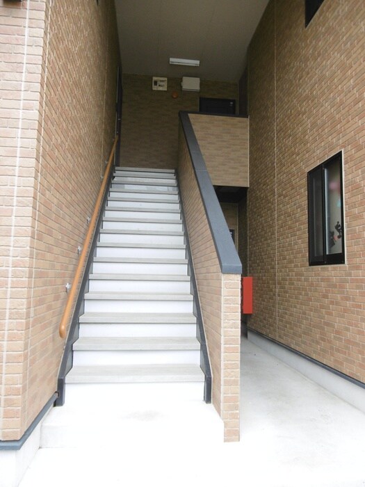 物件外観写真3　(エントランス部分)