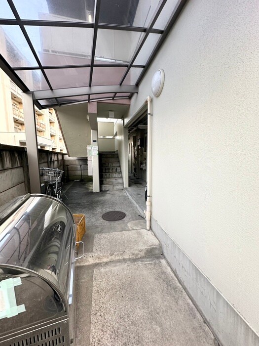 物件外観写真4　(エントランス部分)