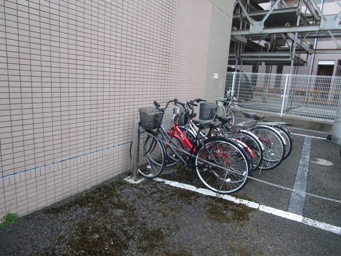 物件外観写真4　(駐輪場)