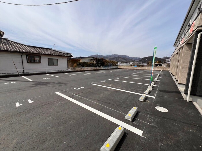 物件外観写真3　(駐車場)