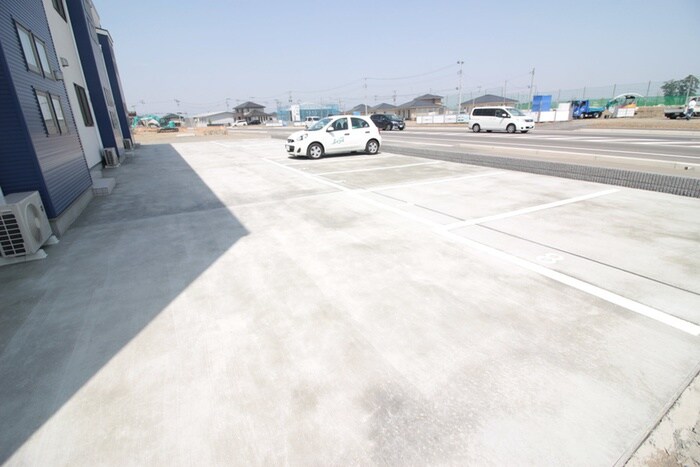 物件外観写真5　(駐車場)