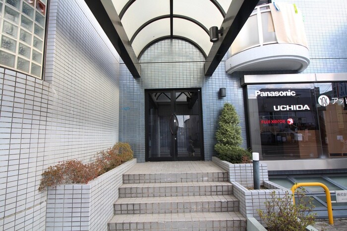 物件外観写真3　(エントランス部分)