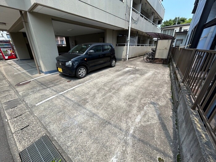 物件外観写真3　(駐車場)