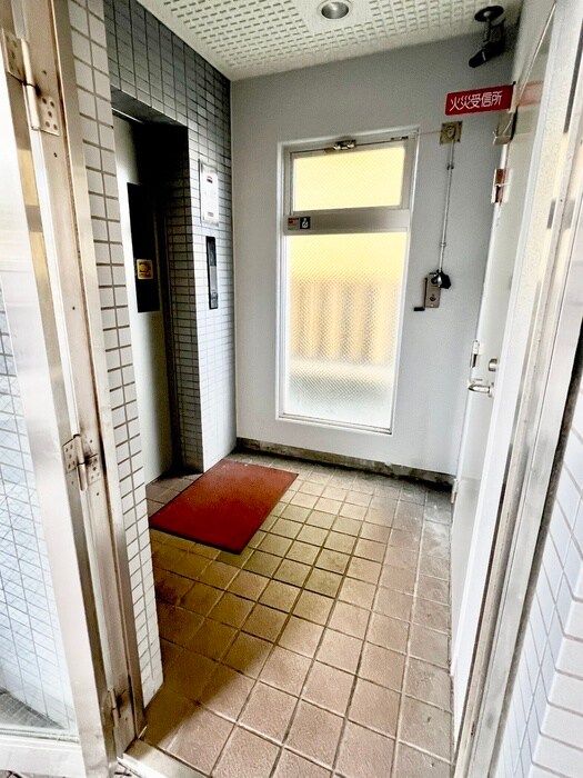 物件外観写真4　(エントランス部分)