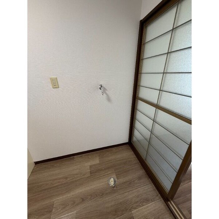 物件内観写真4　(洗濯機置場)