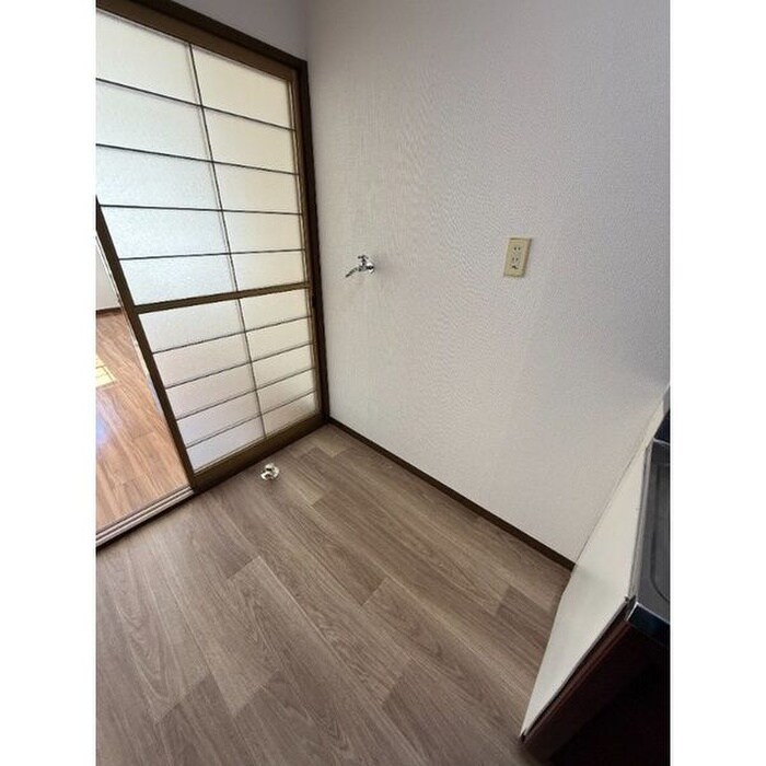 物件内観写真5　(洗濯機置場)