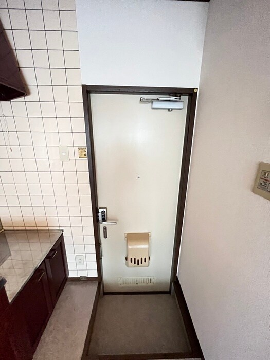 物件内観写真12　(玄関)