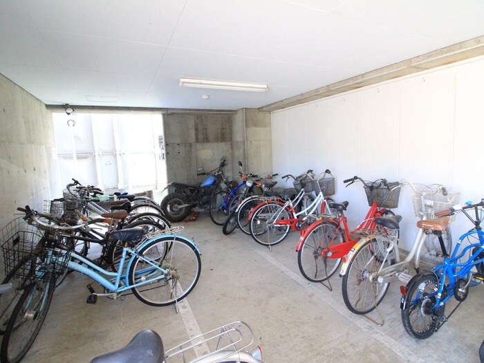 物件外観写真5　(駐輪場)