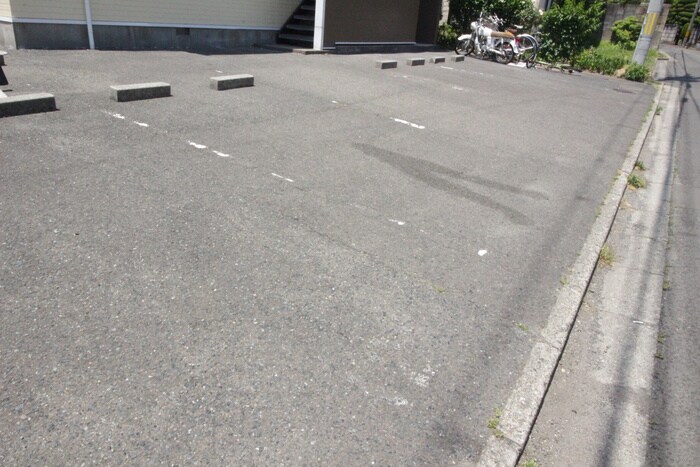物件外観写真4　(駐車場)