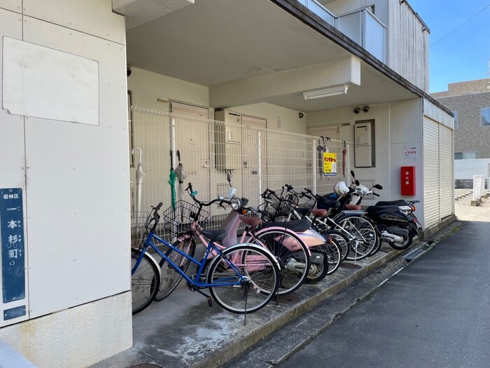 物件外観写真4　(駐輪場)