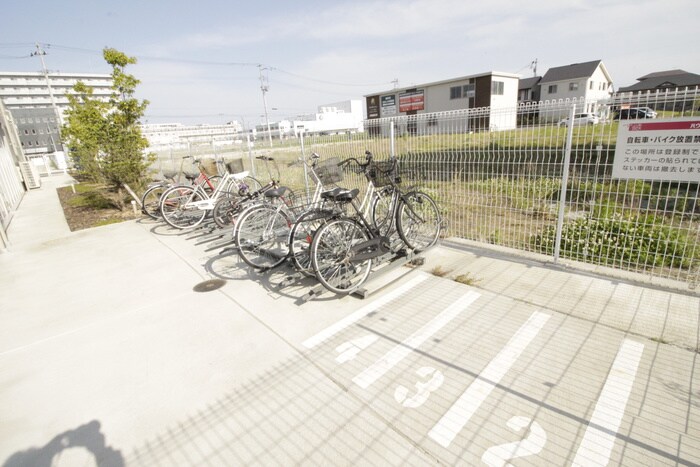物件外観写真3　(駐輪場)