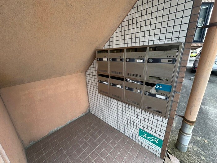 物件外観写真3　(エントランス部分)