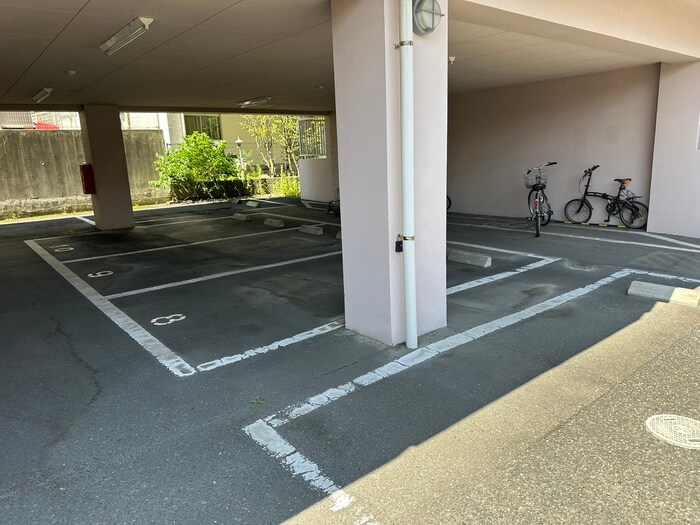 物件外観写真4　(駐車場)