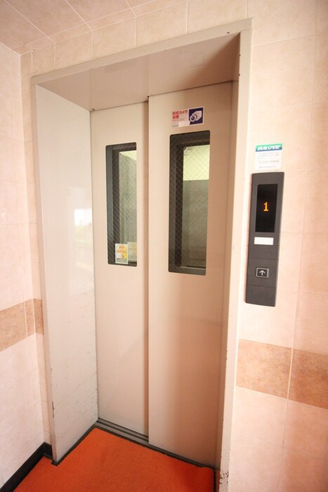 物件外観写真6　(エントランス部分)