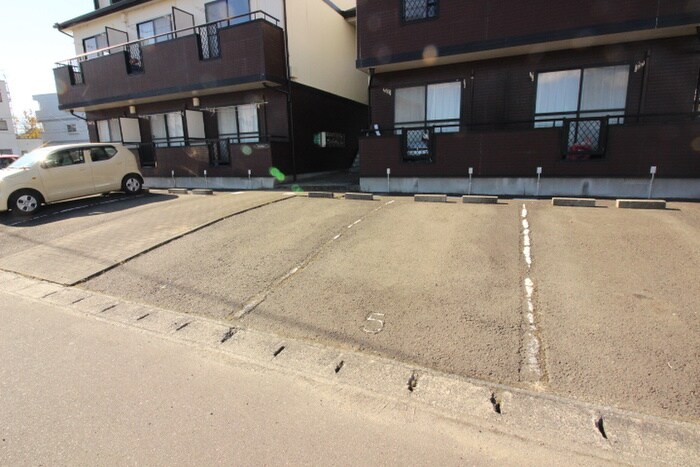 物件外観写真3　(駐車場)