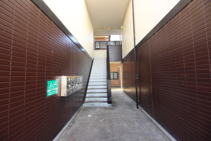 物件外観写真6　(エントランス部分)