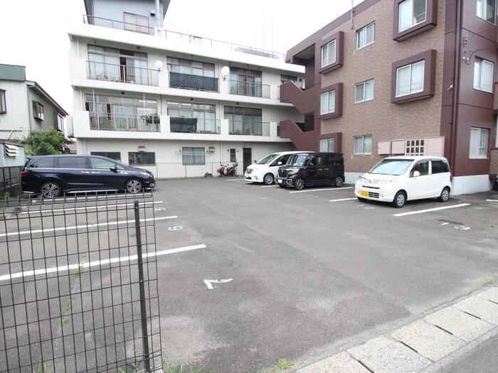 物件外観写真2　(駐車場)