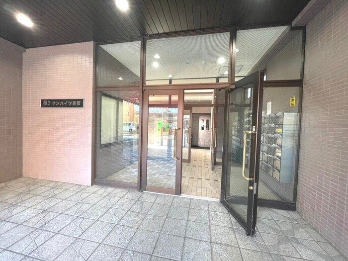 物件外観写真2　(エントランス部分)