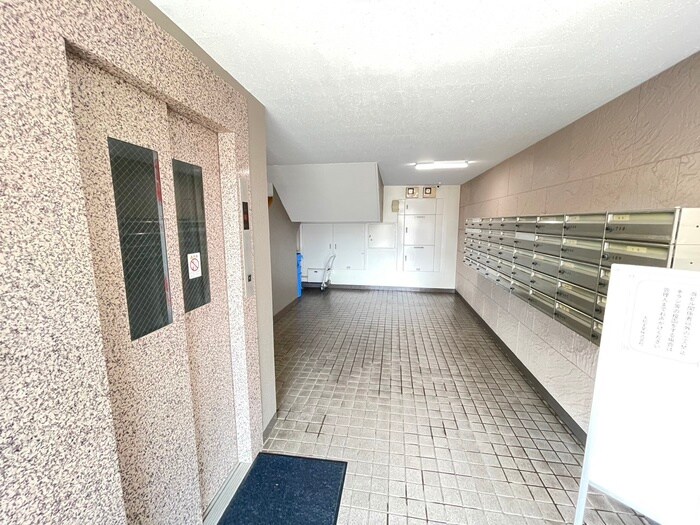 物件外観写真3　(エントランス部分)