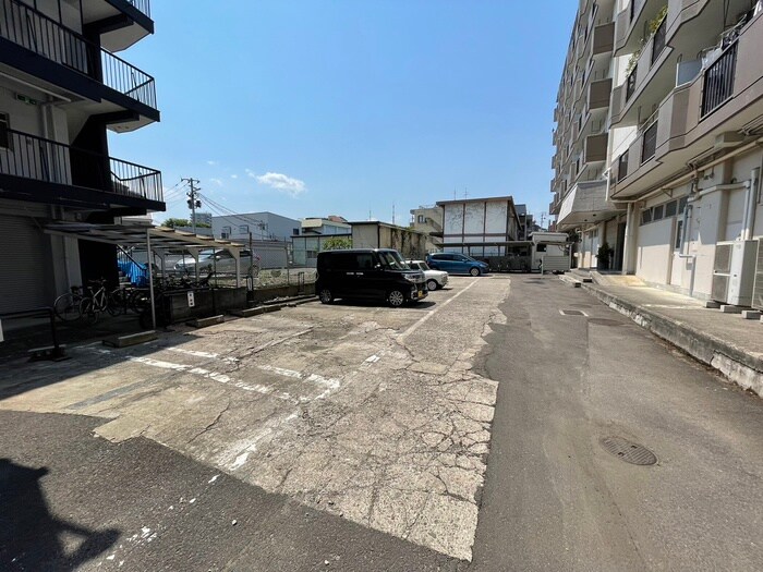 物件外観写真5　(駐車場)