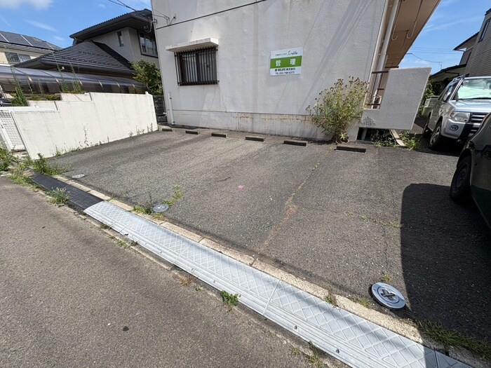 物件外観写真2　(駐車場)