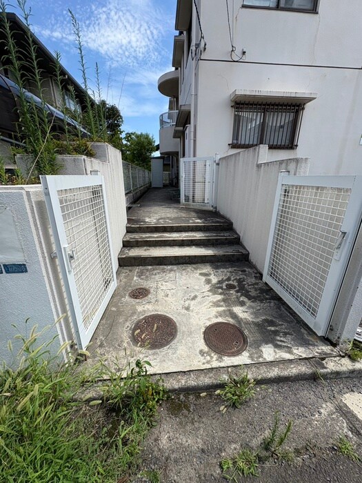物件外観写真4　(エントランス部分)