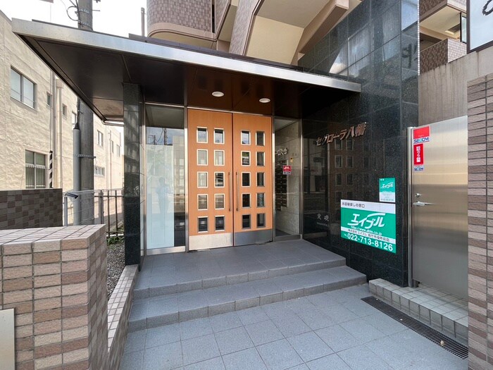 物件外観写真3　(エントランス部分)