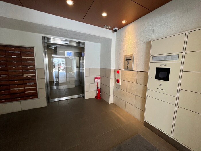 物件外観写真2　(エントランス部分)