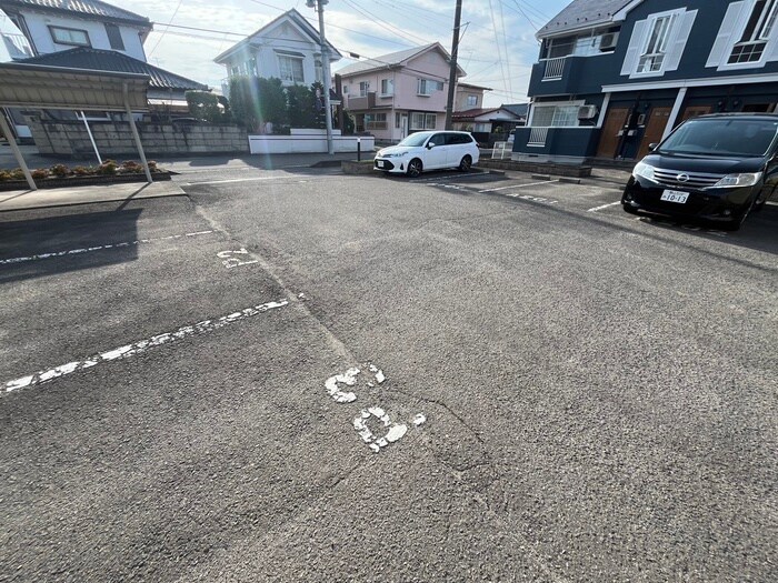 物件外観写真3　(駐車場)