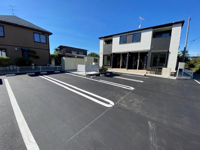 物件外観写真2　(駐車場)