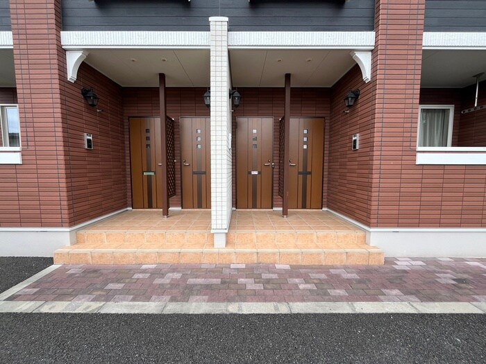 物件外観写真6　(エントランス部分)