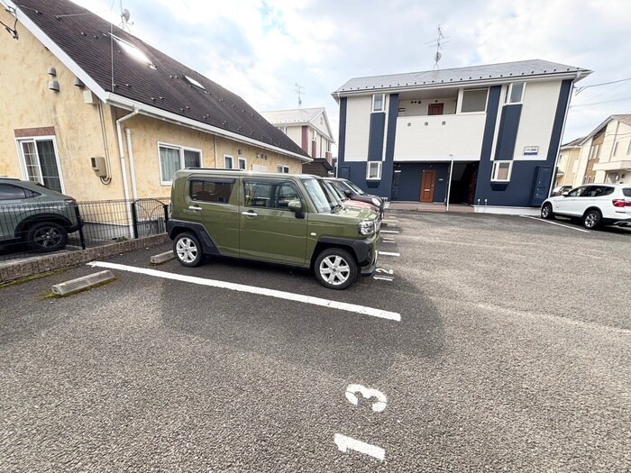 物件外観写真3　(駐車場)