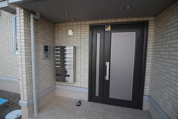 物件外観写真5　(エントランス部分)