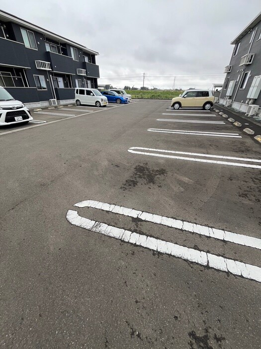 物件外観写真3　(駐車場)