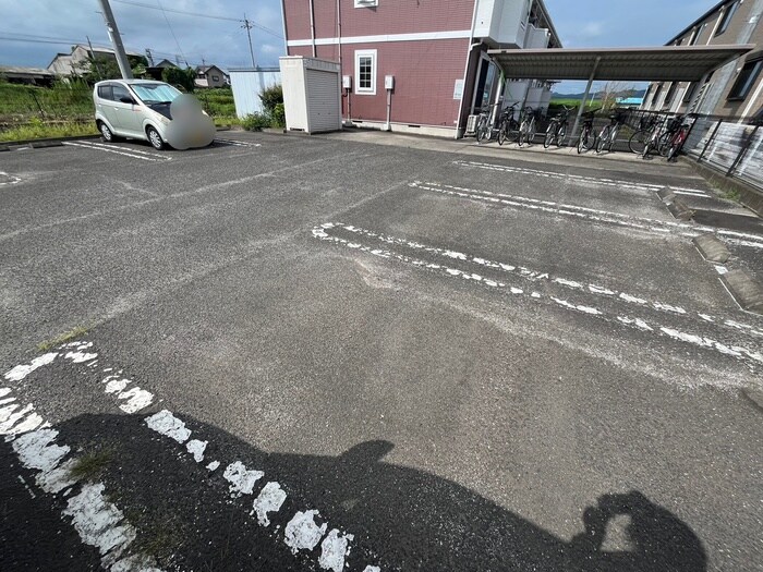 物件外観写真3　(駐車場)